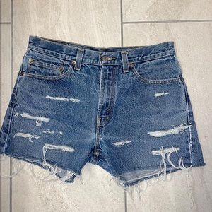 distressed levi shorts